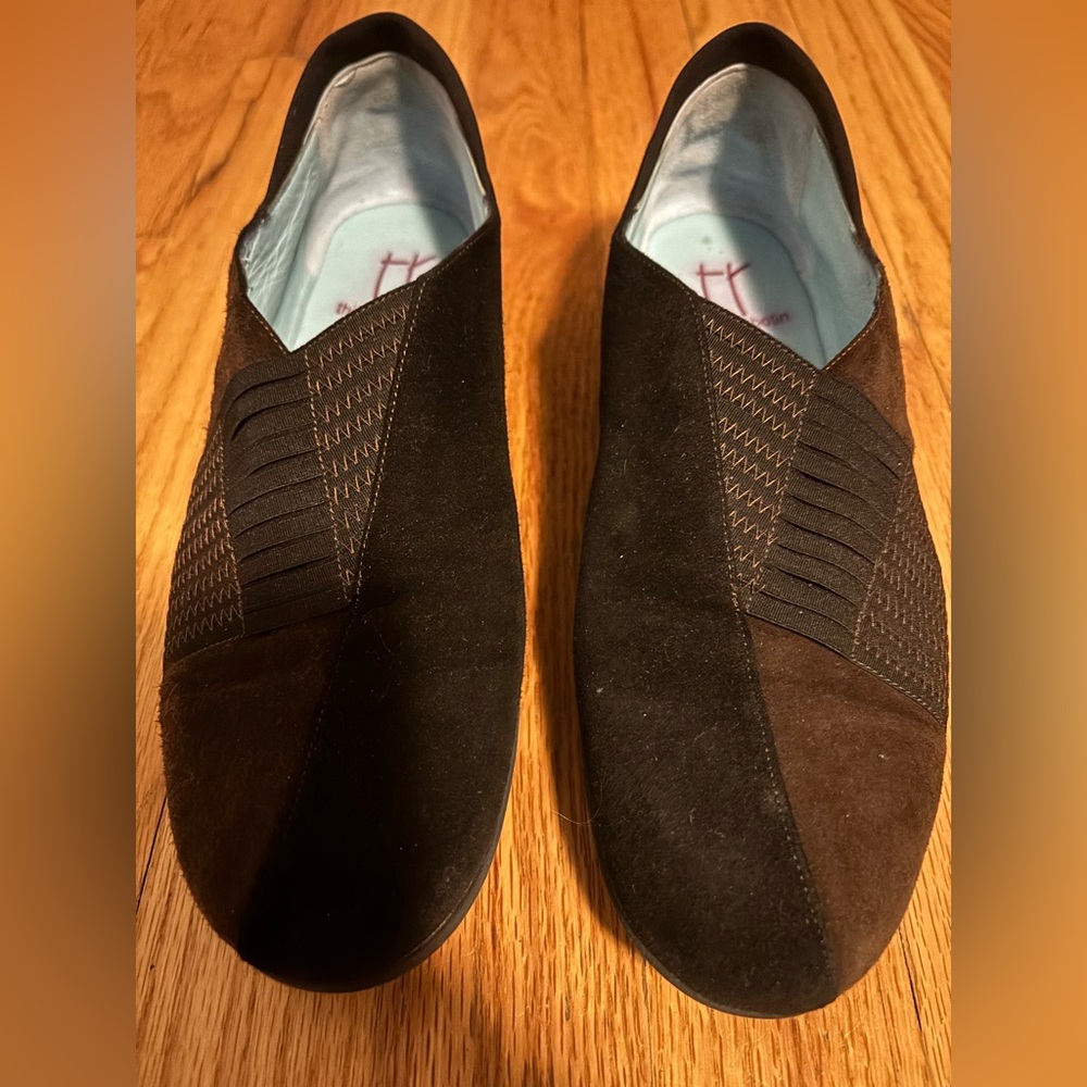 Thierry Rabotin sz 39 suede flats. Black and brown